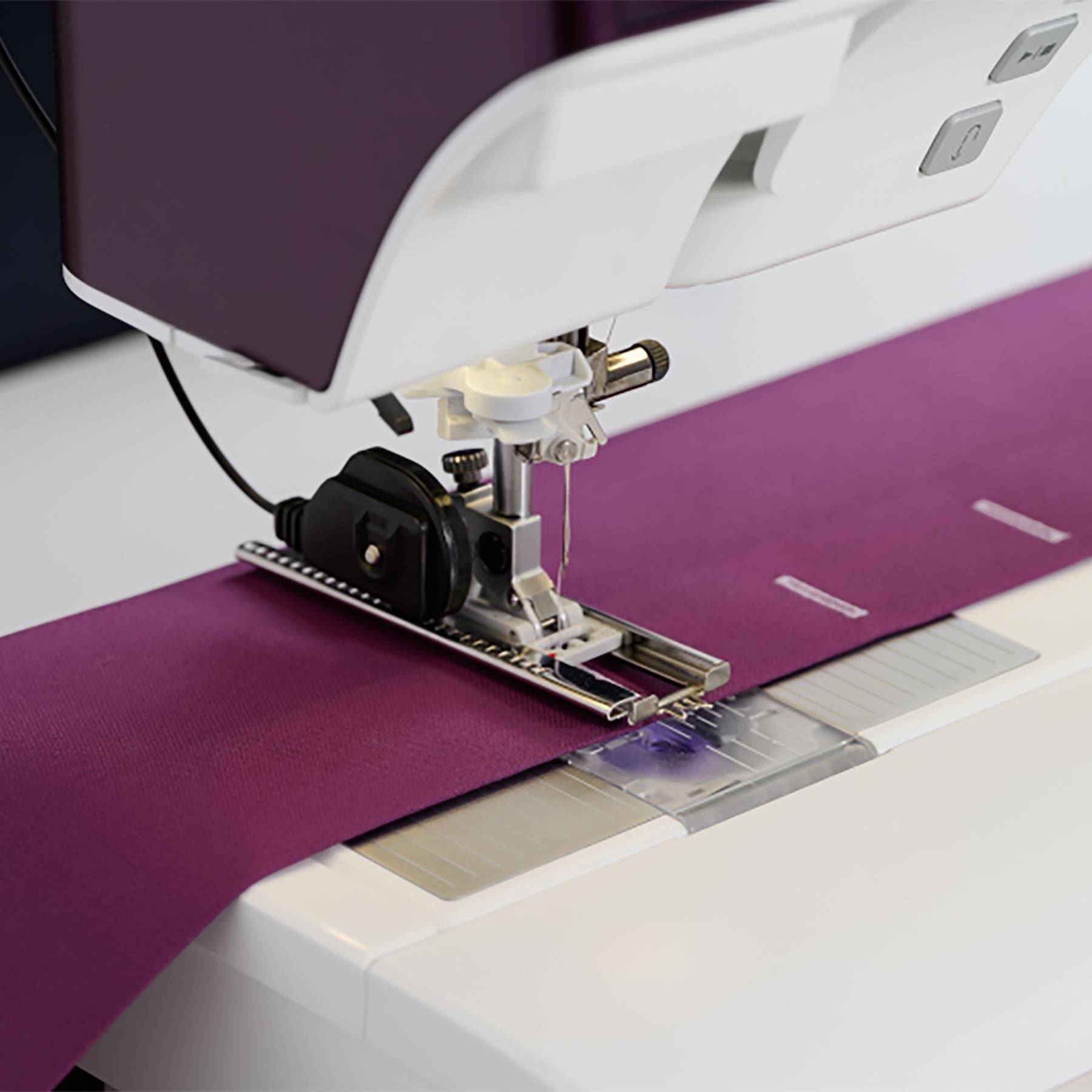 26771_PFAFF_Buttonhole-Foot-Manual_820672096_In-Action-1800x1800-2