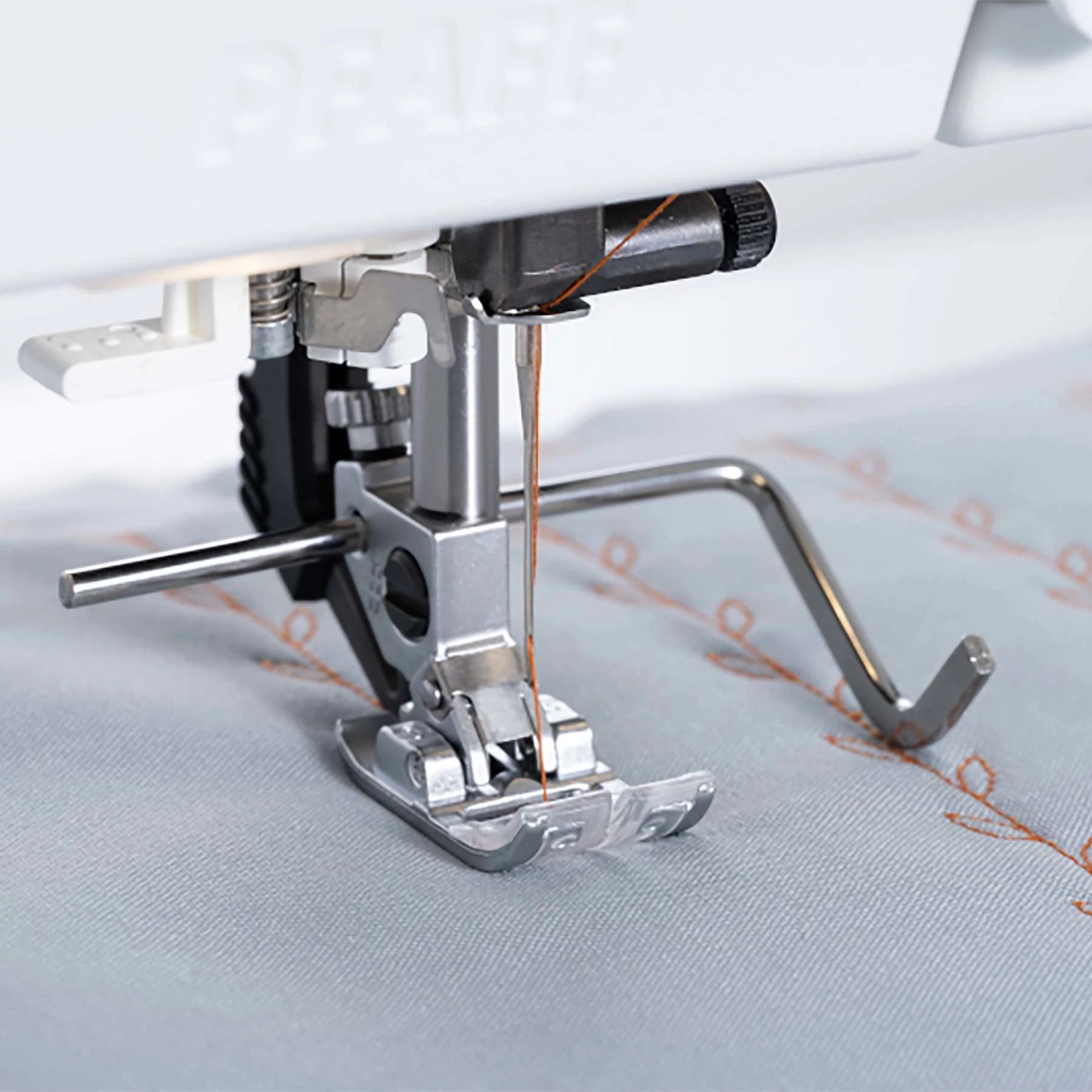 26780_PFAFF_Edge-Guide_-Quilting-Guide_820251096_In-Action